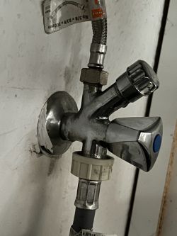 Water shut-off valve: which way to turn it off and how to deal with a jam?