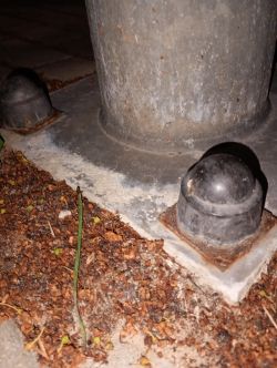 Upływ prądu w lampie LED ulicznej – biały nalot i korozja śrub, drgania gruntu