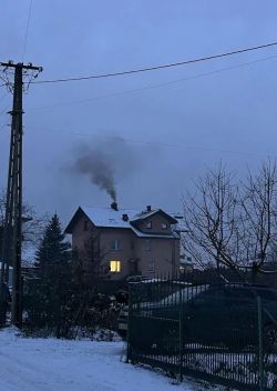 Czy tradycyjne piece kaflowe akumulacyjne są ekologiczne i spełniają normy emisji?
