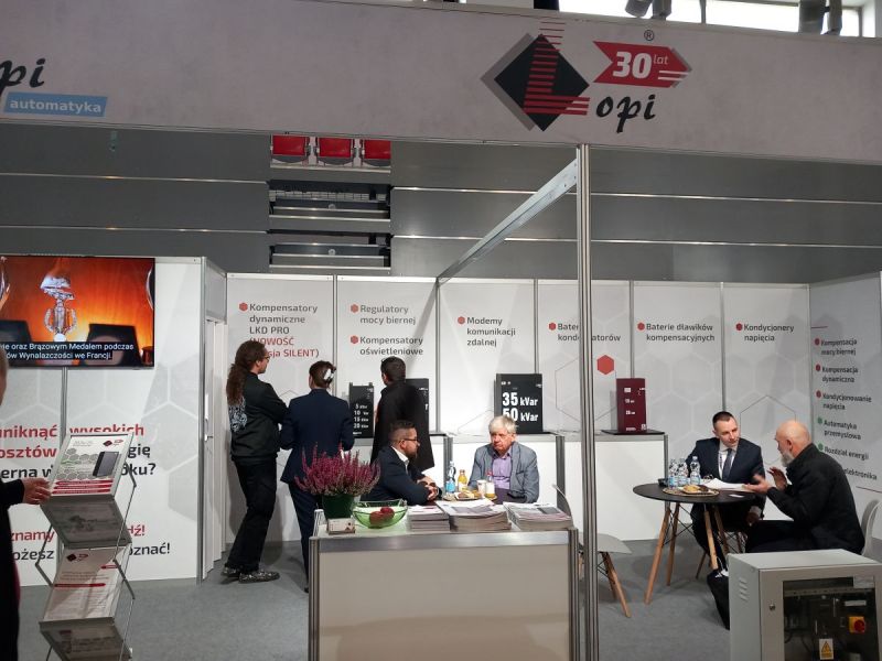 Stoisko firmy Lopi z produktami do kompensacji mocy biernej i kondycjonerami napięcia