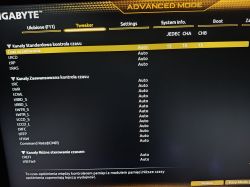 Ekran BIOS/UEFI płyty głównej GIGABYTE w trybie Advanced Mode, zakładka Tweaker, z ustawieniami timingów pamięci RAM ustawionymi na Auto.