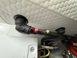 Zawory i rury instalacji grzewczej przy izolowanym zbiorniku buforowym