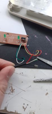 Obwód klawiatury z kolorowymi przewodami i kablem USB.