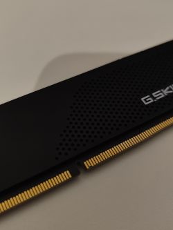 Zbliżenie na moduł RAM G.SKILL RIPJAWS S5 z widocznymi złotymi pinami.