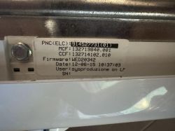 Zbliżenie na etykietę techniczną pralki z informacjami o modelu.