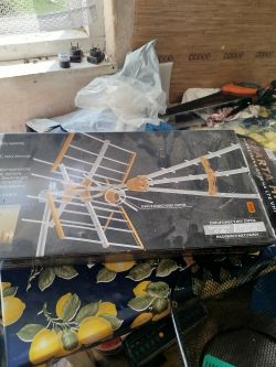 Pudełko anteny OPTICUM SPARTA HIRRO leży na stole.