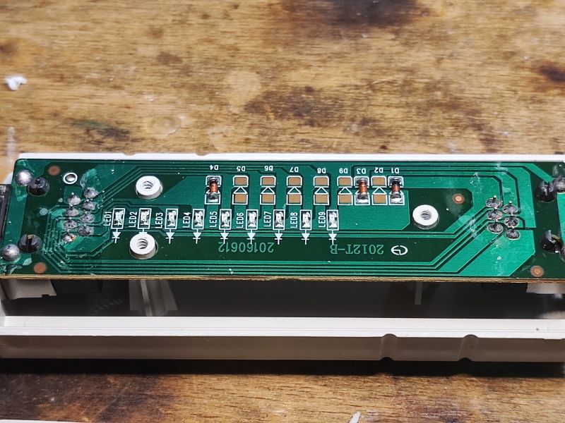 Zbliżenie wnętrza testera kabli NSHL468 z widocznymi diodami LED i elementami elektronicznymi.