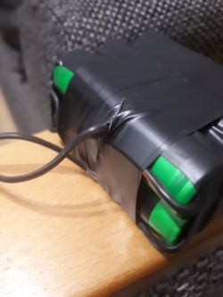 Powerbank własnej konstrukcji z miejscem na kable Powerbank własnej konstrukcji z miejscem na kable