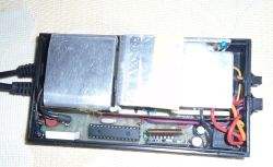 Sterownik z mikroprocesorem ATmega328 w plastikowej obudowie z okablowaniem i radiatorami