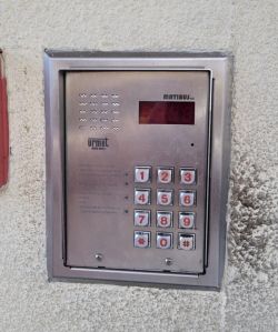 Panel domofonowy z klawiaturą numeryczną.