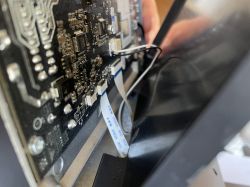 Wnętrze urządzenia z podłączonymi taśmami do płyty głównej.