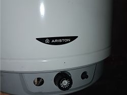 Podgrzewacz gazowy Ariston z pokrętłem do regulacji temperatury