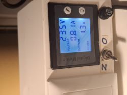 Woltomierz pokazujący napięcie 235 V, natężenie 0,81 A i moc 1,3 W.
