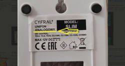 Zdjęcie tabliczki znamionowej urządzenia Cyfral Unifon Analogowy, model Slim.