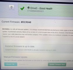 Zrzut ekranu pokazujący program do zarządzania dyskiem SSD z komunikatem o aktualizacji firmware.