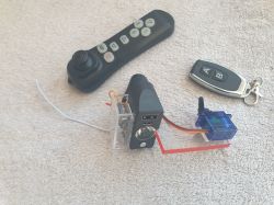 Manipulator wózka, pilot 433 MHz i mały moduł z serwem przy lampce z portami USB na jasnym tle