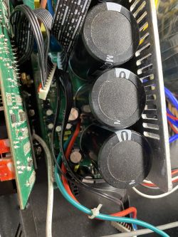 Wnętrze urządzenia elektronicznego z widocznymi kondensatorami i okablowaniem