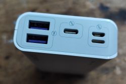 Zbliżenie na porty powerbanka Romoss – dwa porty USB-A, jeden USB-C i dwa dodatkowe porty USB-C, wszystkie z oznaczeniem ładowania szybkiego.