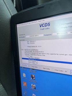 Zbliżenie na ekran laptopa z otwartym oprogramowaniem VCDS i wyświetlonymi kodami błędów.
