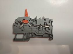 Nowa złączka WAGO TOPJOB S z dźwignią montowana na szynie rozdzielnicy.