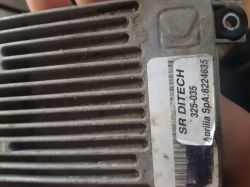 Zbliżenie na moduł ECU z żeberkami i etykietą „SR DITECH” Aprilia