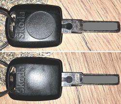Kluczyk Skoda Fabia z metalowym grotem i bez pilota Dwa widoki czarnego kluczyka Skoda z metalowym grotem na tle drewnianym