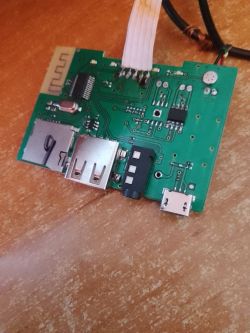 Płytka elektroniczna ze złączami USB i mikro USB na stole