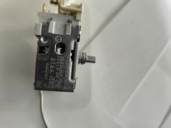 Urządzenie elektryczne z widoczną tabliczką znamionową.