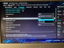 Zdjęcie ekranu BIOS UEFI Asus w trybie zaawansowanym z ustawieniami Ai Tweaker.