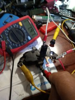 Multimetr podłączony do regulatora napięcia