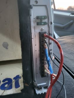 Jak poprawnie podłączyć wzmacniacz Renegade V8 1600W do BMW E46?