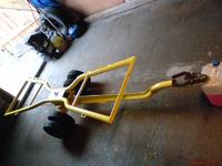 Czy do holowania Opla Omega 2.0 B lawetą potrzebne jest prawo jazdy B+E?