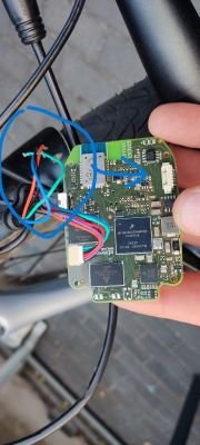 Płyta elektroniczna roweru elektrycznego z wyrwanymi kablami