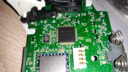 Schemat pady XBOX 360, zwarte kondensatory C62 i C451, tranzystor przełączający zasilanie