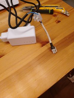 Sterownik z podłączoną wtyczką i przewodami na drewnianym stole