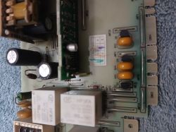 Płytka drukowana z kondensatorami, przekaźnikami i innymi komponentami elektronicznymi