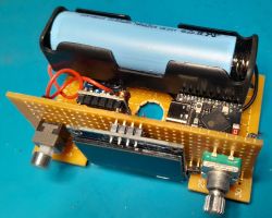 Prototypowy układ elektroniczny z baterią 18650, ESP32 i wyświetlaczem OLED.