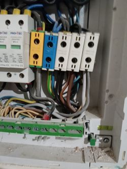 Złącze elektryczne z kolorowymi przewodami i terminalami w skrzynce rozdzielczej.