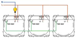 Schemat połączeń elektrycznych trzech przełączników dwukierunkowych z żarówką