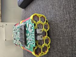 Widok baterii RYOBI 36V 5Ah po wymianie ogniw, z widoczną elektroniką BMS i połączeniami ogniw.