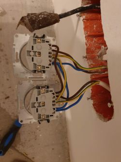 Fitters connect sockets in different ways, is it the right one? Fitters connect sockets in different ways, is it the right one?