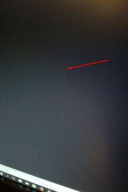 Monitor Dell U2412M - Matryca IPS smuga na czarnym ekranie.