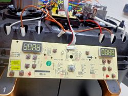 Panel sterowania frytkownicy Ninja Foodi MAX AF400EU z wyświetlaczami LED i przyciskami.
