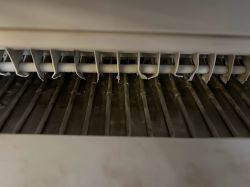 Wnętrze zamrażarki Siemens KG36NA50/22 z oszronionymi elementami.