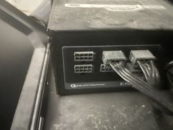 Porty w zasilaczu Silentium PC Vero M1 widoczne z bliska