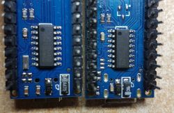 Dwa moduły elektroniczne z układem scalonym na niebieskiej płytce.