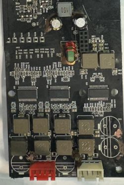Zbliżenie na płytkę drukowaną wewnątrz soundbara z różnymi komponentami elektronicznymi.