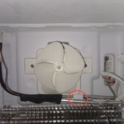 Beko RCNA406E60ZXBHN – woda i lód na dolnej półce, odpływ drożny, co sprawdzić?