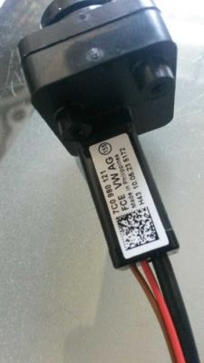 Zbliżenie na czarną kamerę z etykietą VW AG i numerem seryjnym.