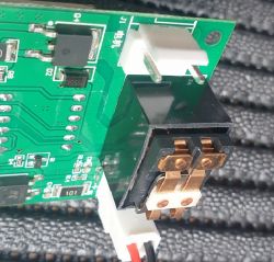 Zbliżenie na płytkę drukowaną z przekaźnikiem elektromechanicznym.